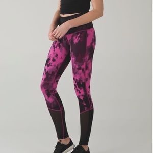 Lululemon Sweaty Endeavor Tight Blooming Pixie Raspberry Black / Black